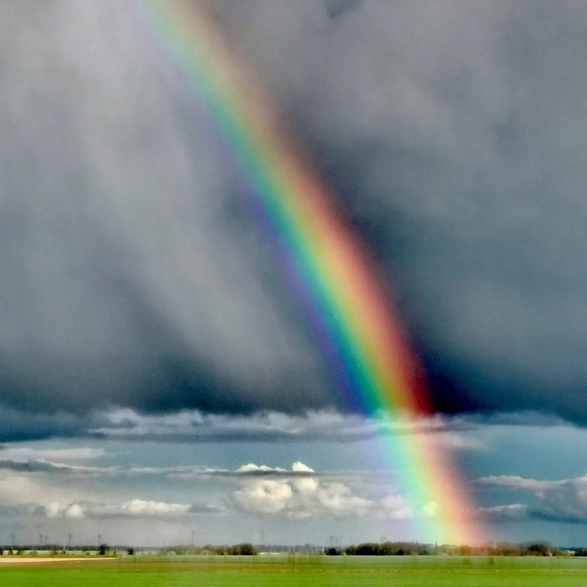Arc-en-ciel au-dessus des champs de la Marne après l'averse